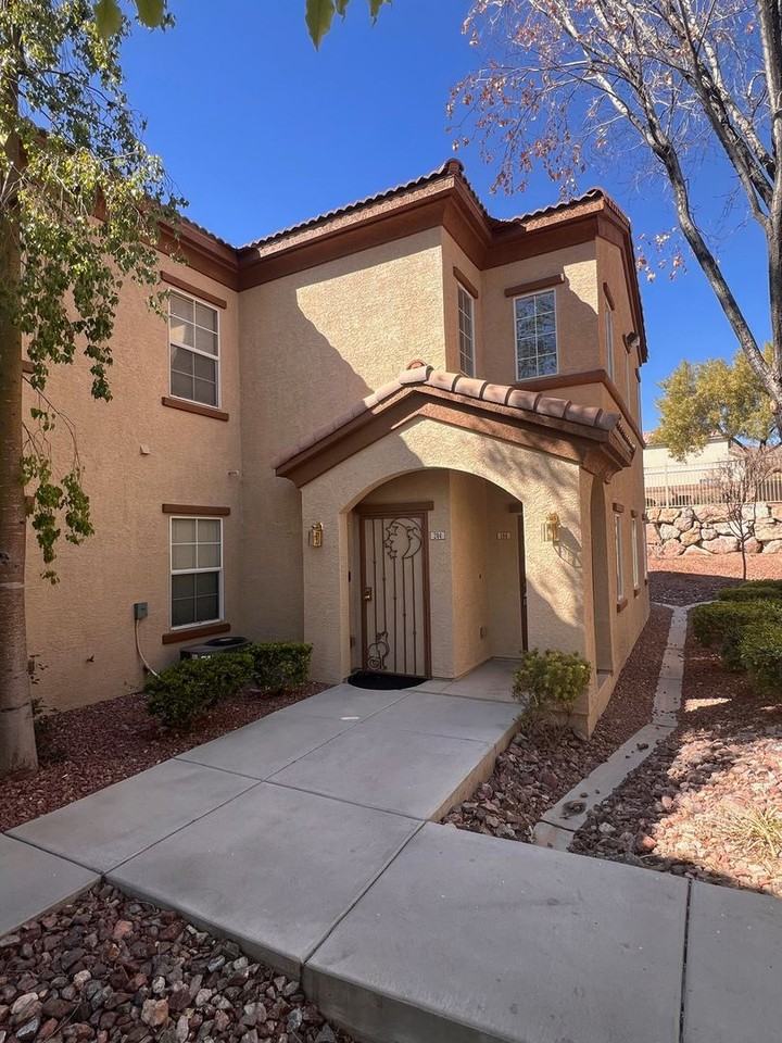 3915 Legend Hills St #104