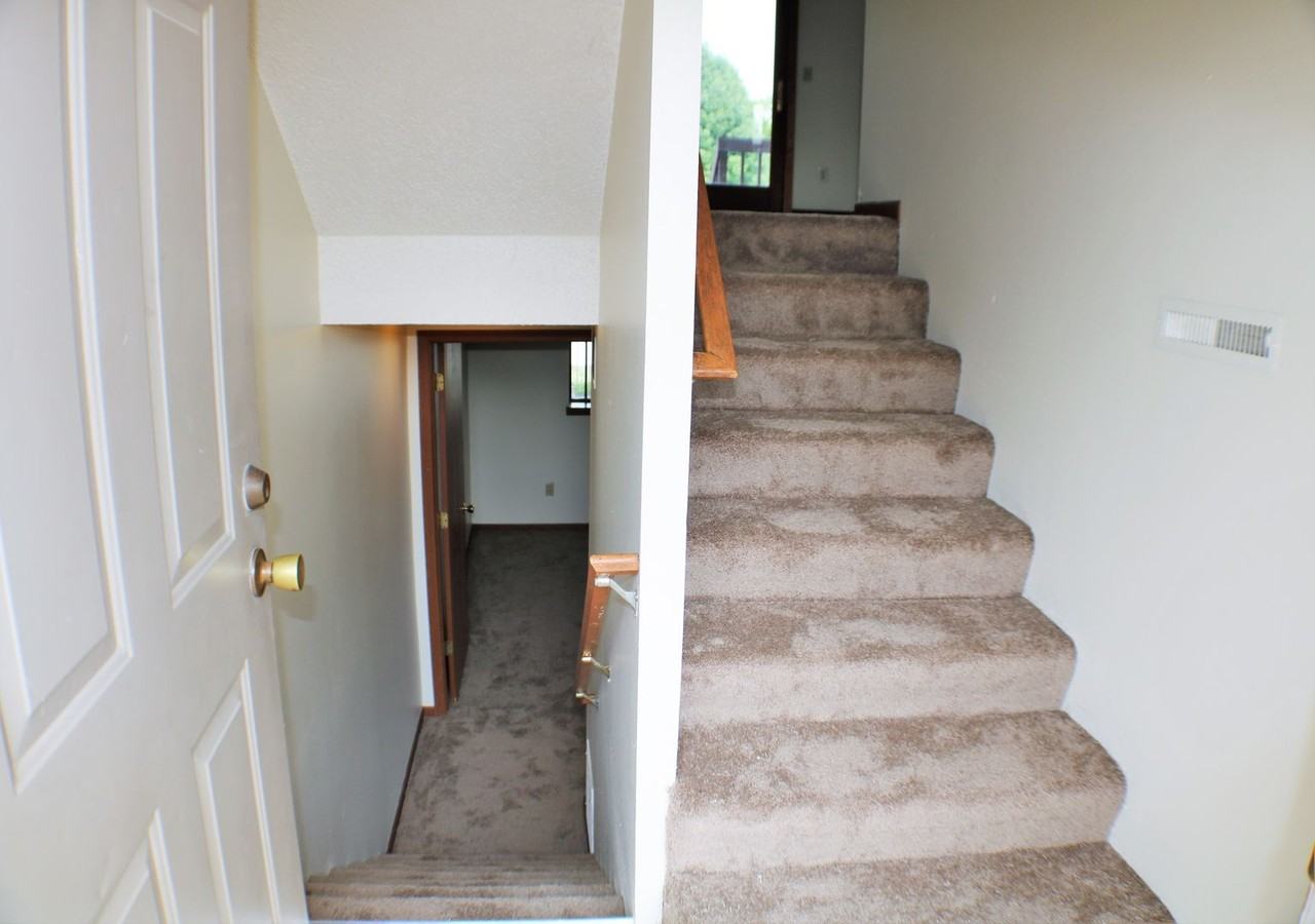 636 Westwinds Dr - Photo 3 of 35