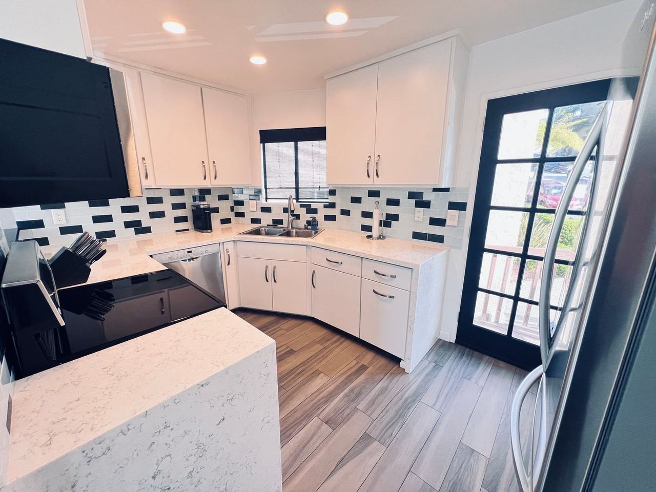 1121 Eureka St - Photo 2 of 12