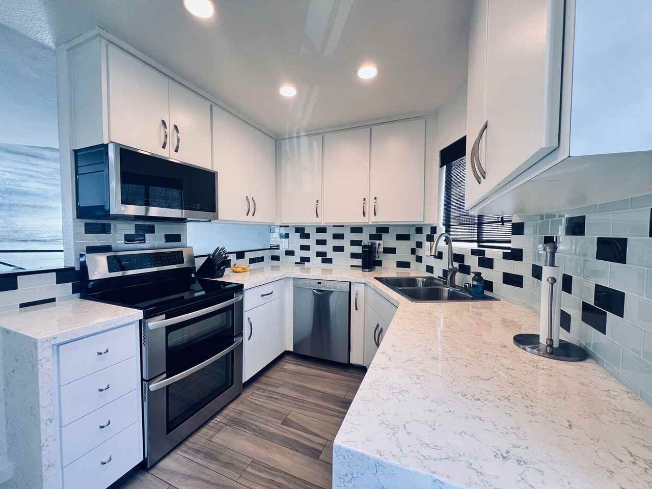 1121 Eureka St - Photo 3 of 12