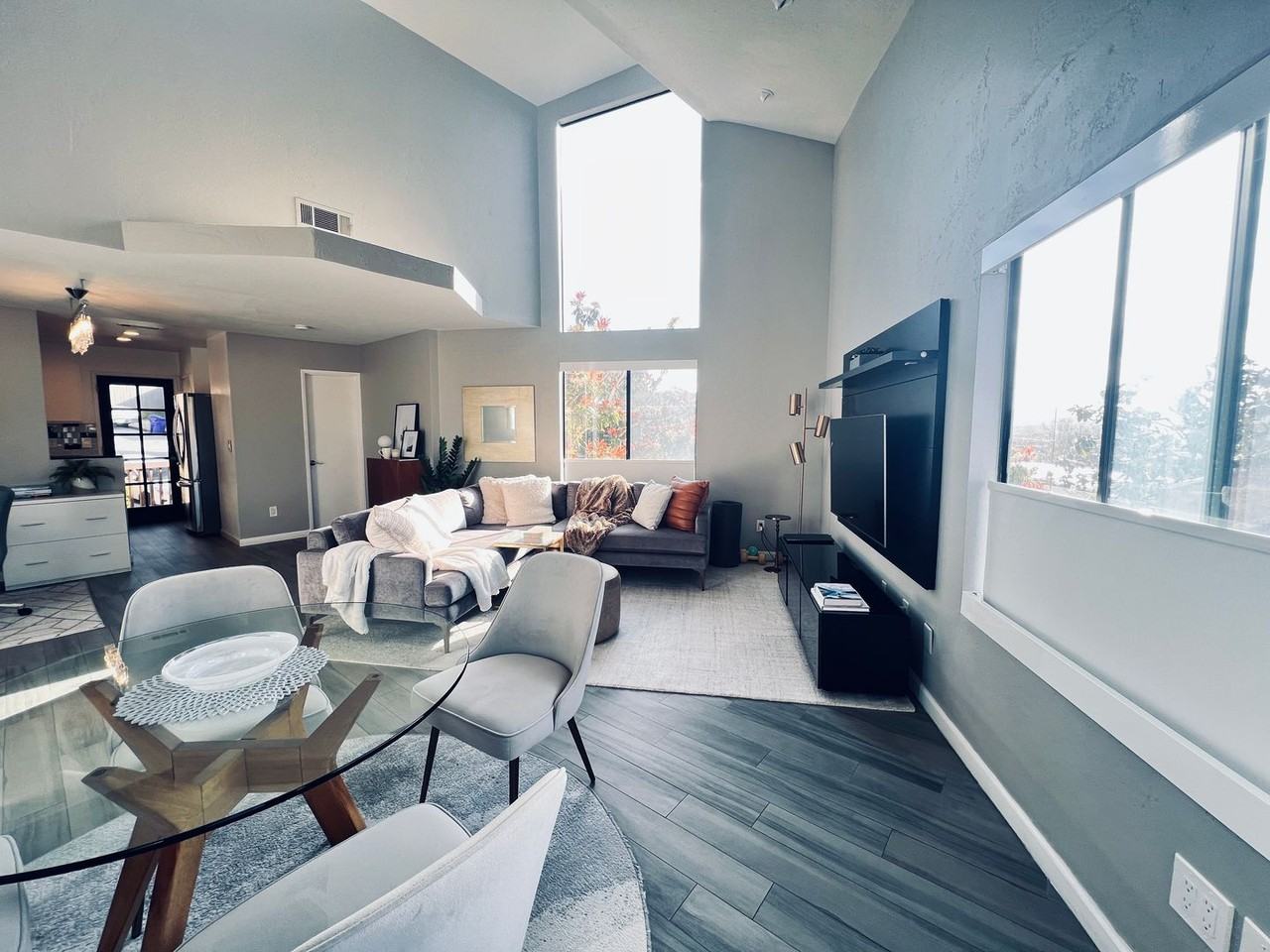 1121 Eureka St - Photo 4 of 12