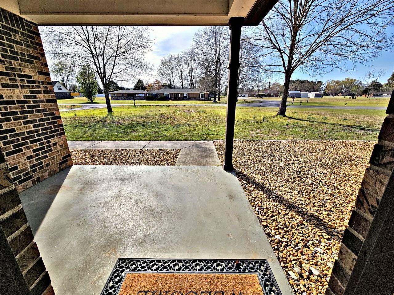 111 Willowbrook St - Photo 2 of 34