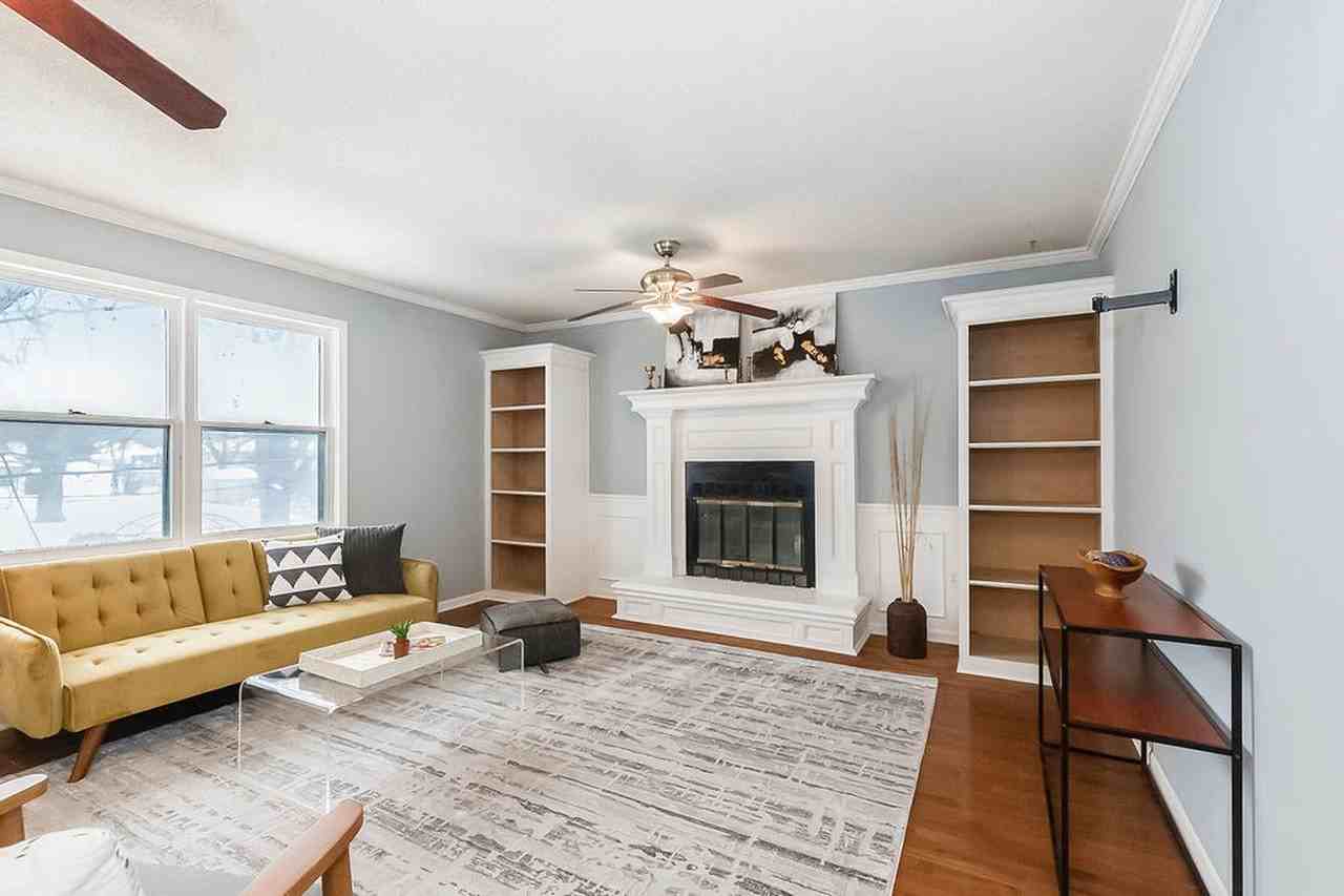 A quaint and inviting Olathe home with easy access to all your needs! - Photo 4 of 23