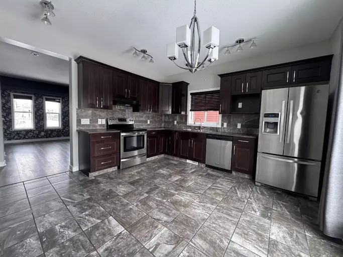 9425 88a St - Photo 2 of 16