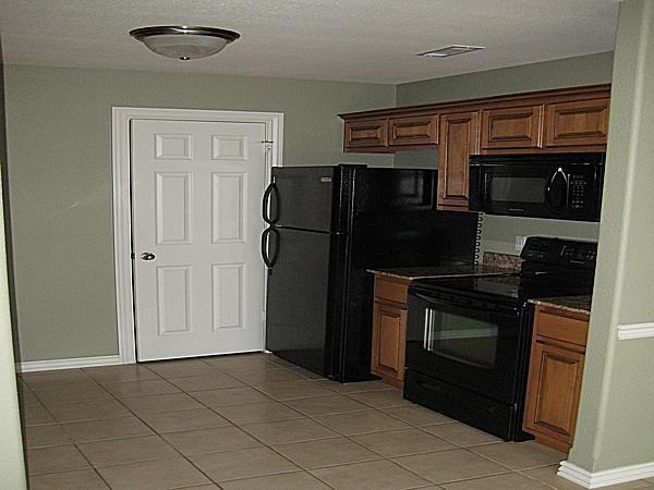 824 Oakwood Ct #824 - Photo 6 of 10