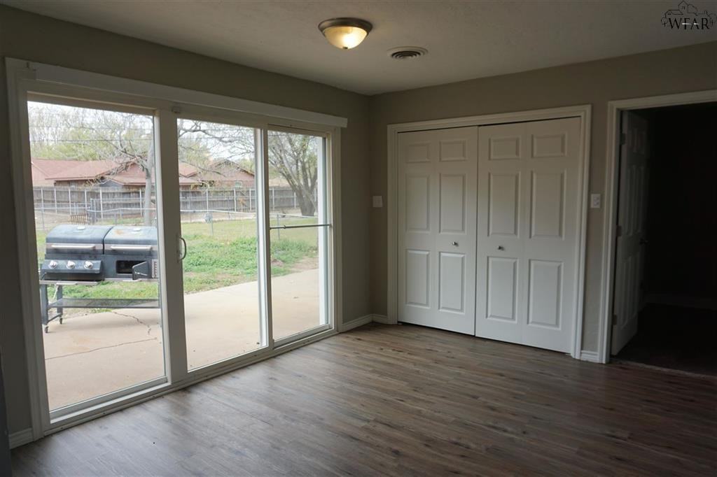 5012 Lakefront Dr - Photo 5 of 24