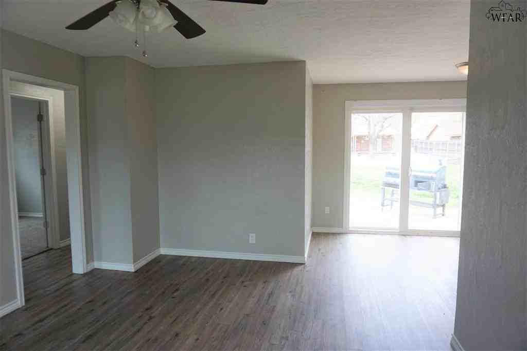 5012 Lakefront Dr - Photo 4 of 24