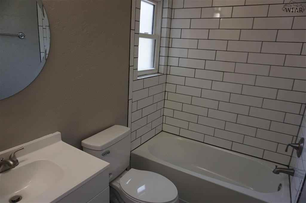 5012 Lakefront Dr - Photo 4 of 24