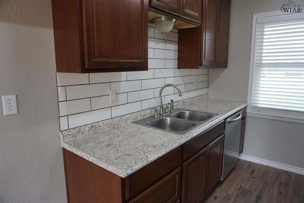 5012 Lakefront Dr - Photo 4 of 24