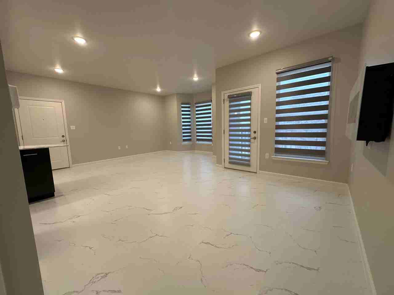 Hampton Astoria - Photo 5 of 9