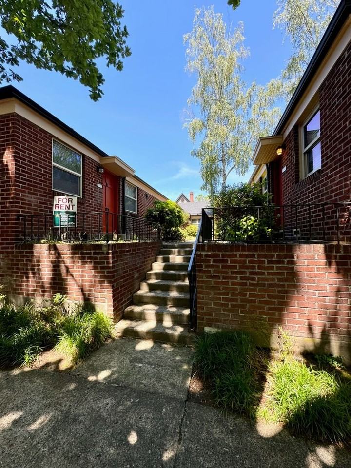 2051 Nw Irving St - Photo 5 of 14