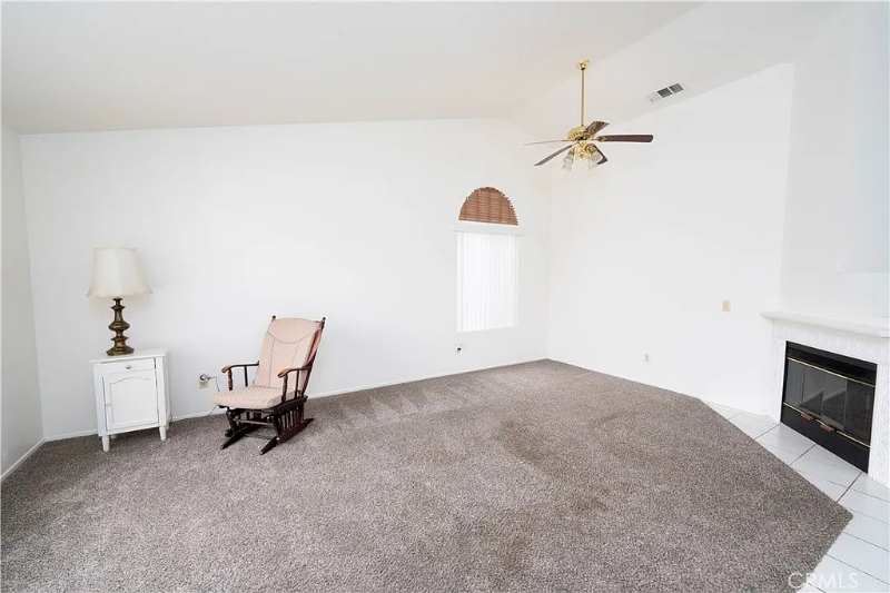 443 S Tamarisk Ave - Photo 2 of 19