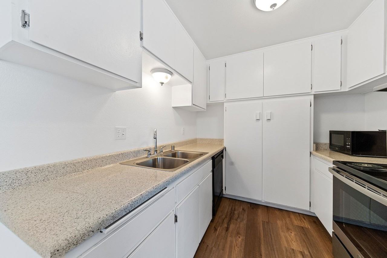 Stadium Arms Apartments - Photo 2 of 23