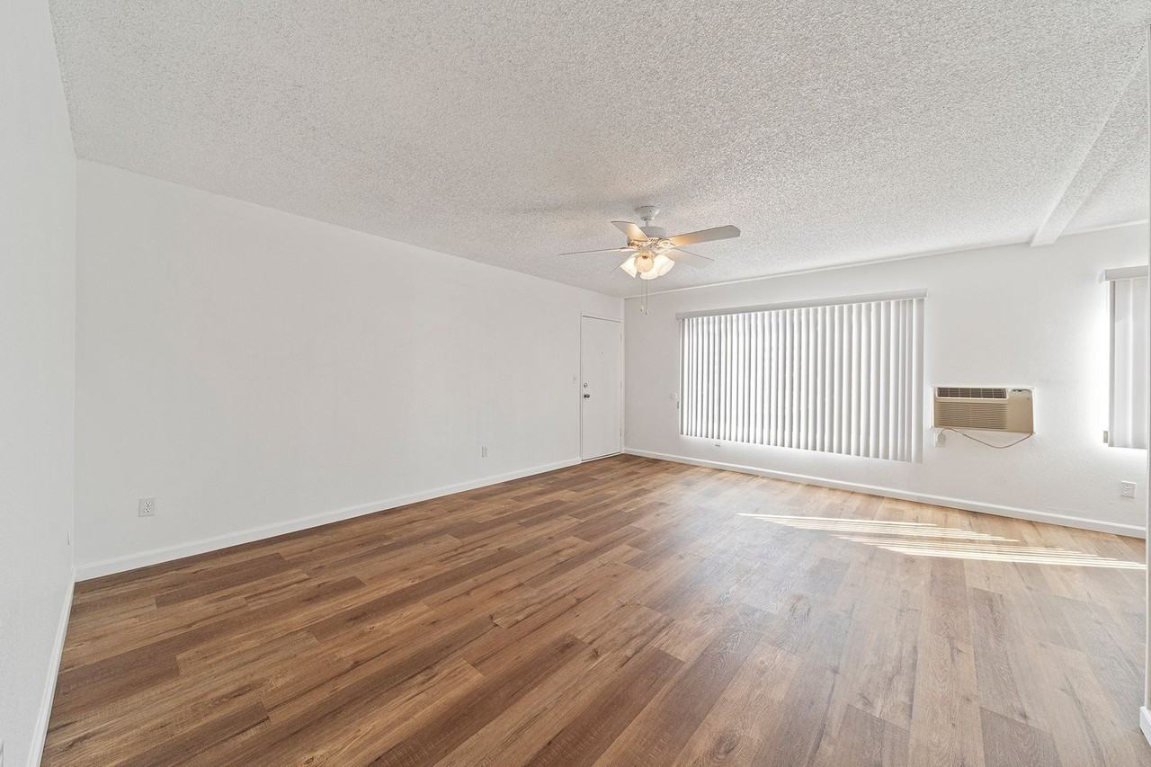 Stadium Arms Apartments - Photo 4 of 23