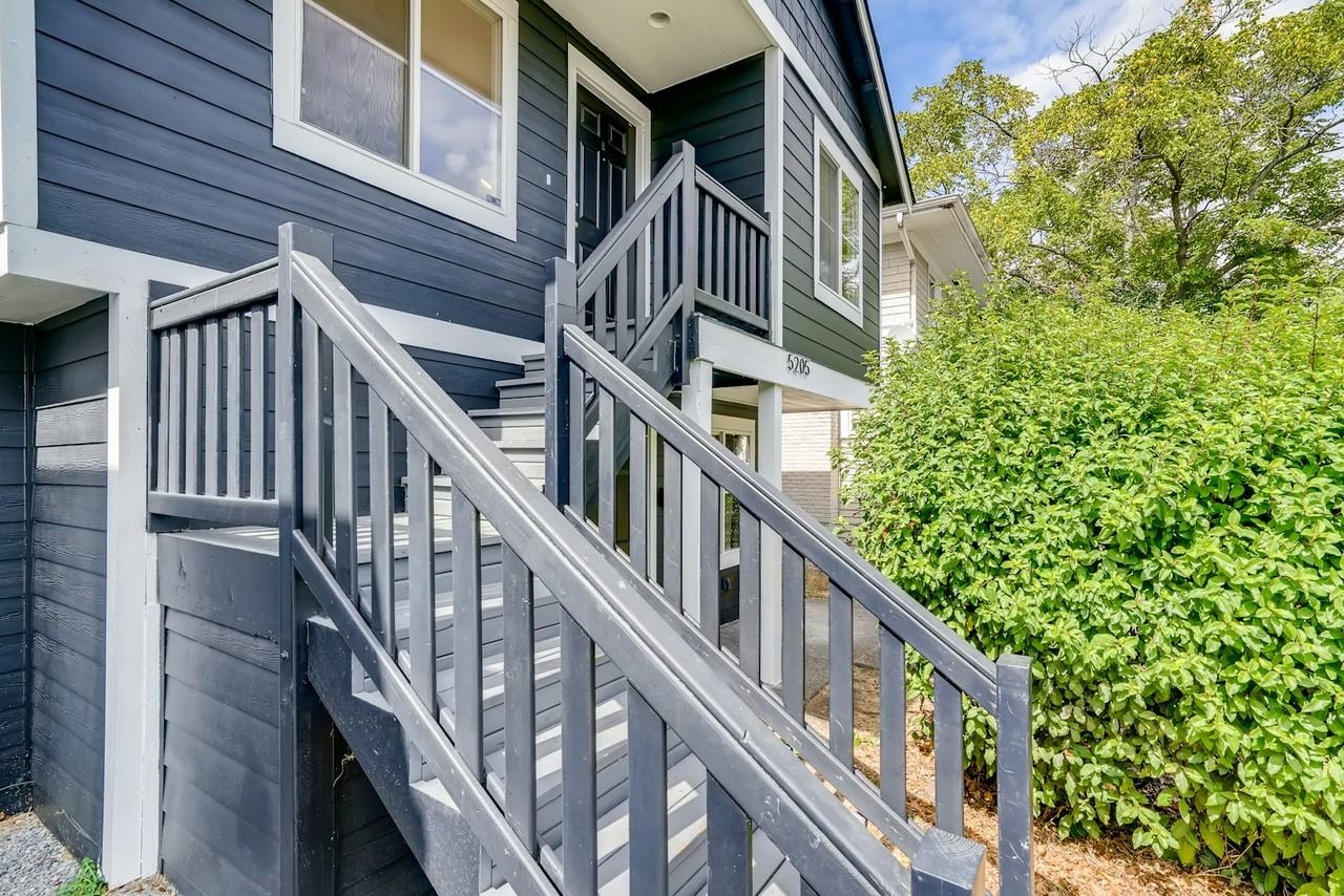 5205 11th Avenue Northeast, Unit B - Photo 3 of 28