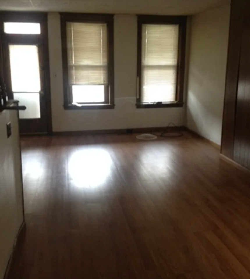 555 N Plum St - Photo 4 of 12