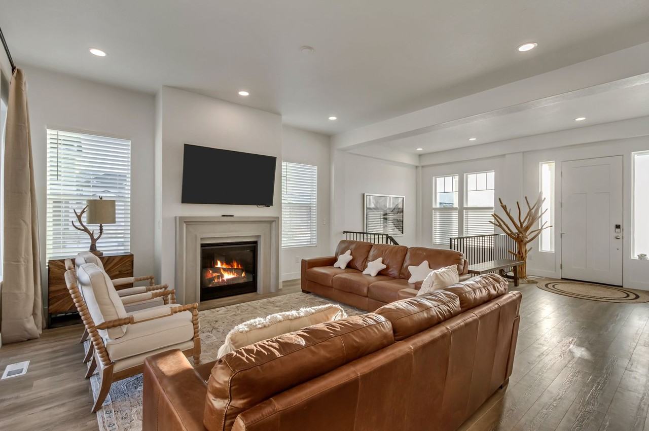 1919 S Sawmill Blvd - Photo 2 of 33