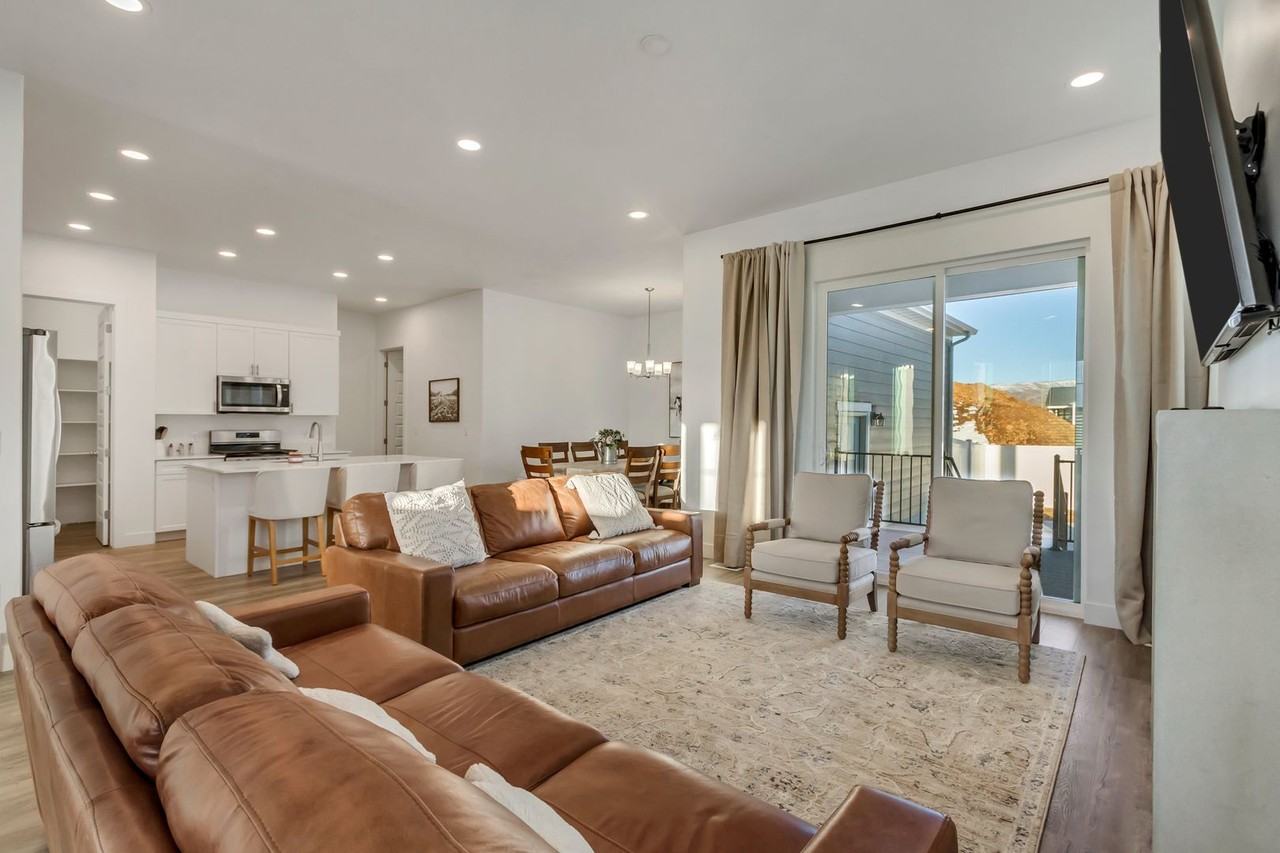 1919 S Sawmill Blvd - Photo 3 of 33