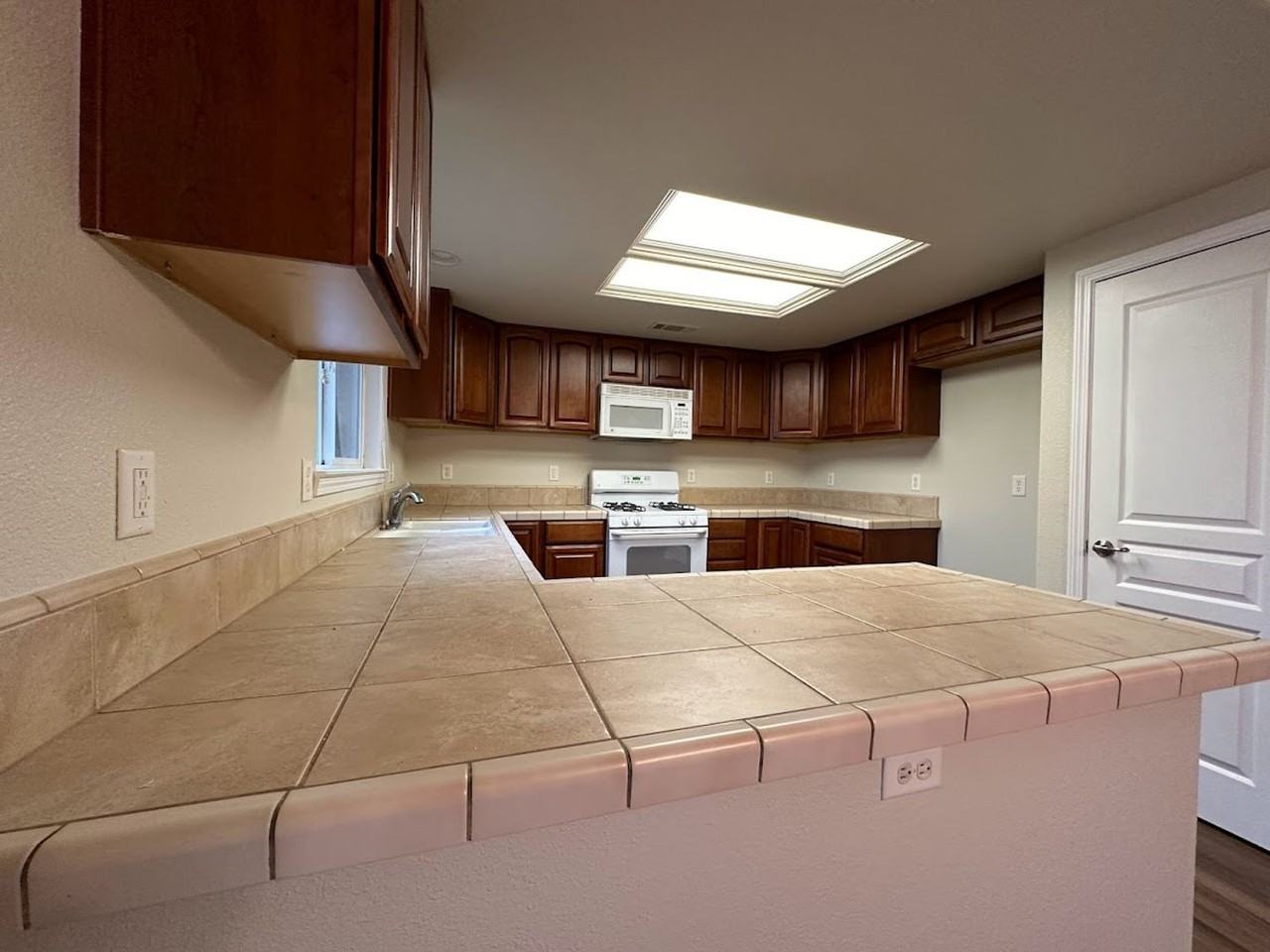 1050 Monterra Ln - Photo 6 of 37