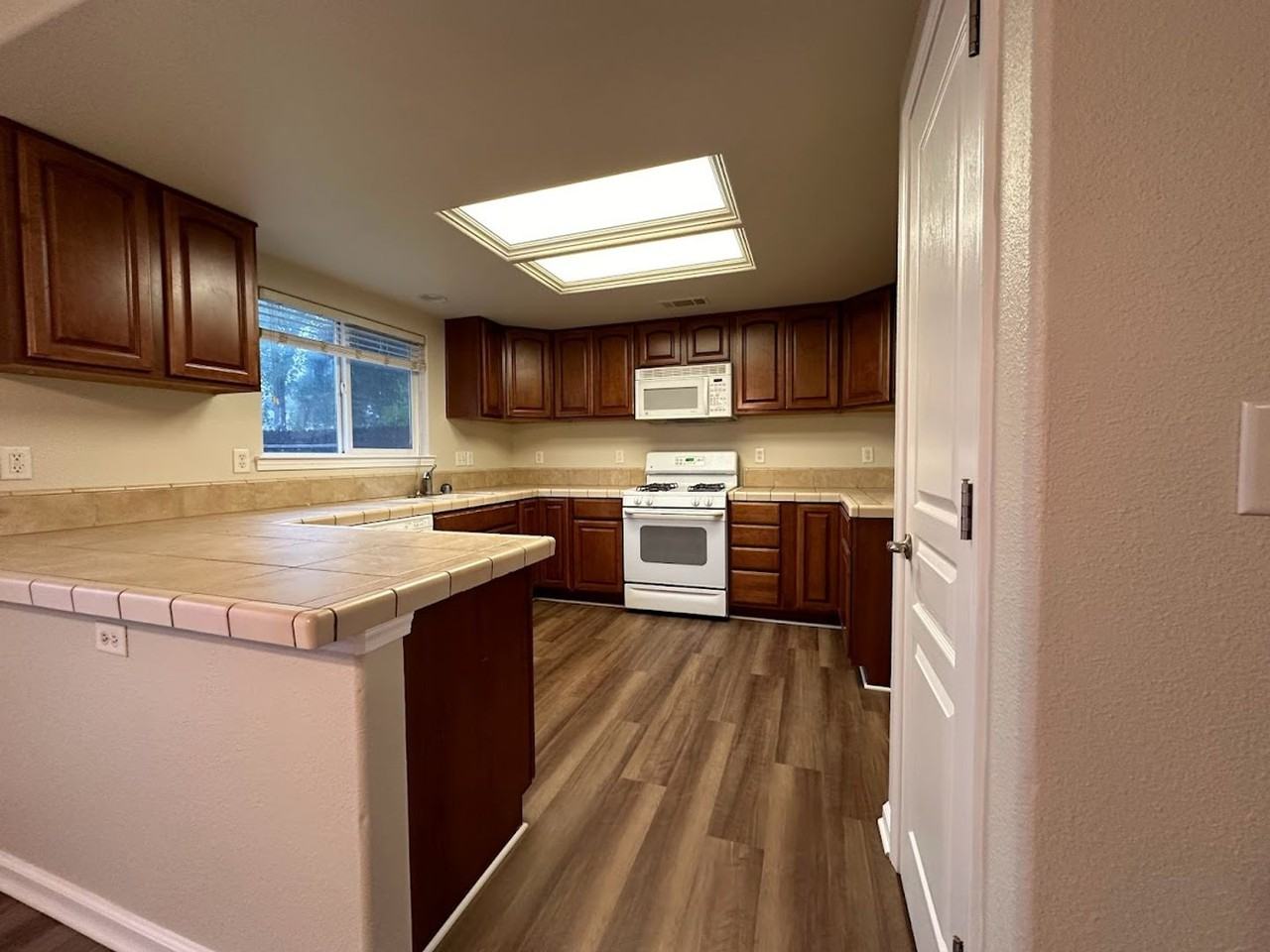 1050 Monterra Ln - Photo 7 of 37