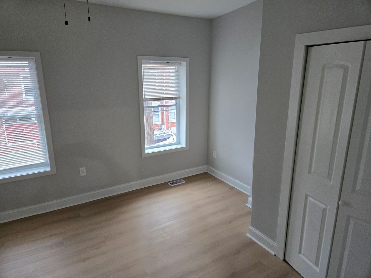 921 N Pine St - Photo 2 of 15