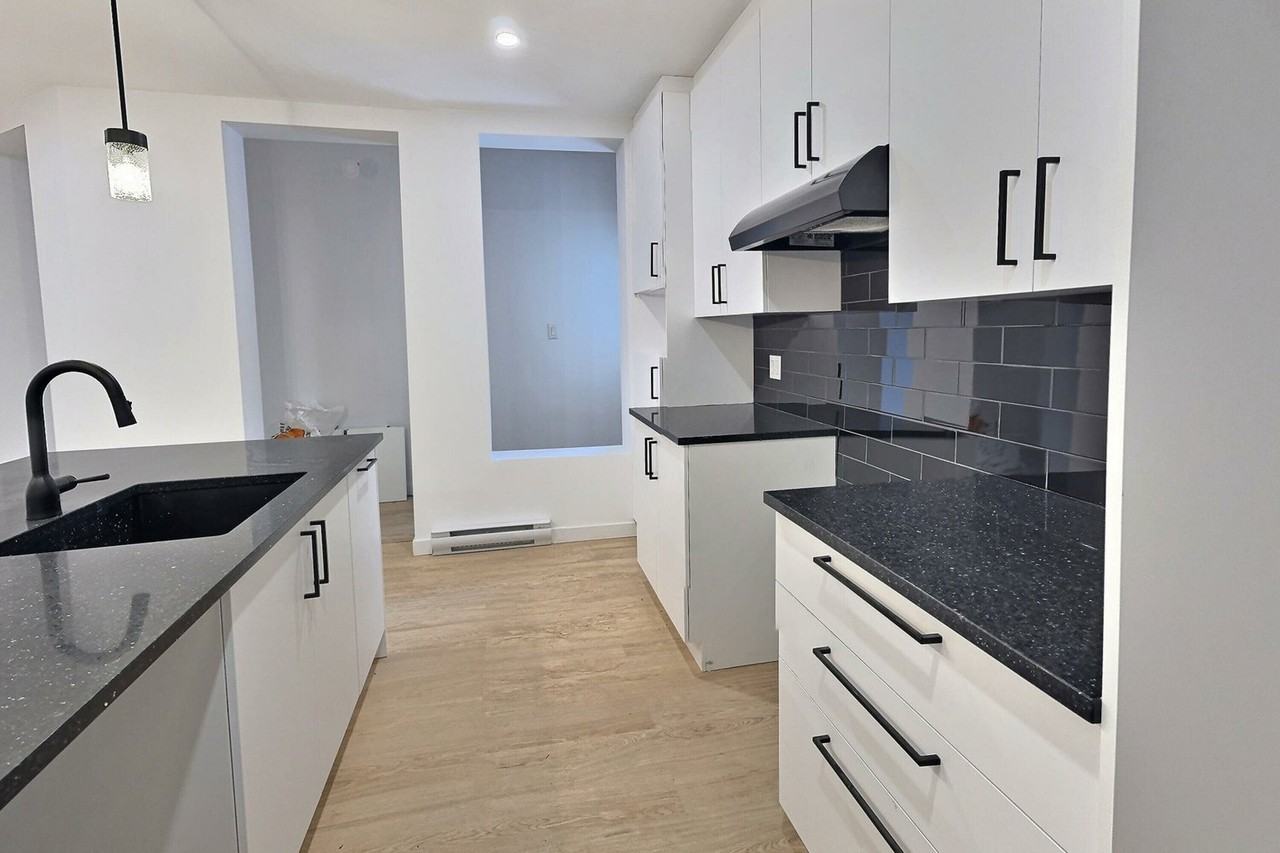 5582 Rue Hadley - Photo 2 of 18