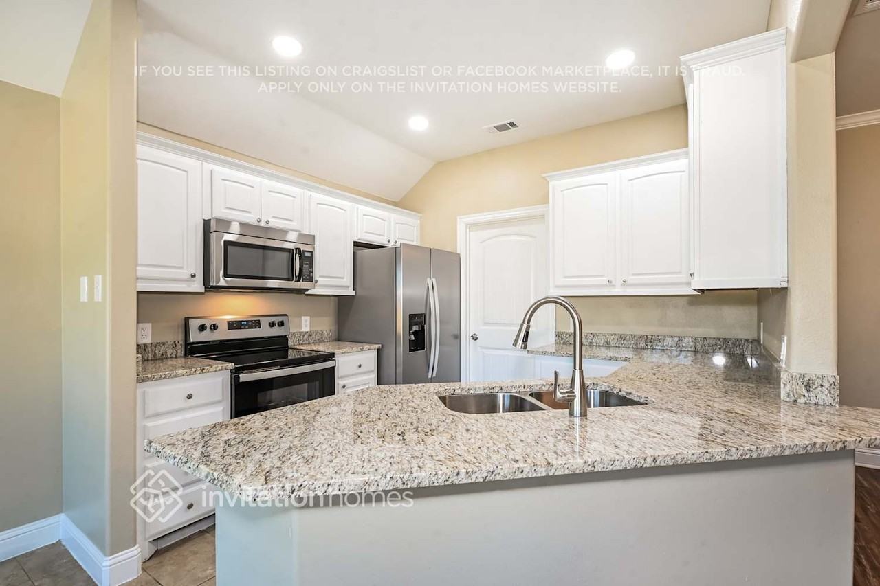 1206 Woodside Ln - Photo 5 of 16