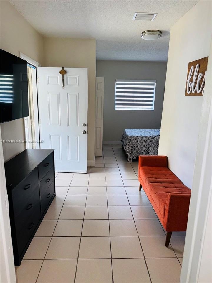 11512 Sw 168th Ter - Photo 2 of 7