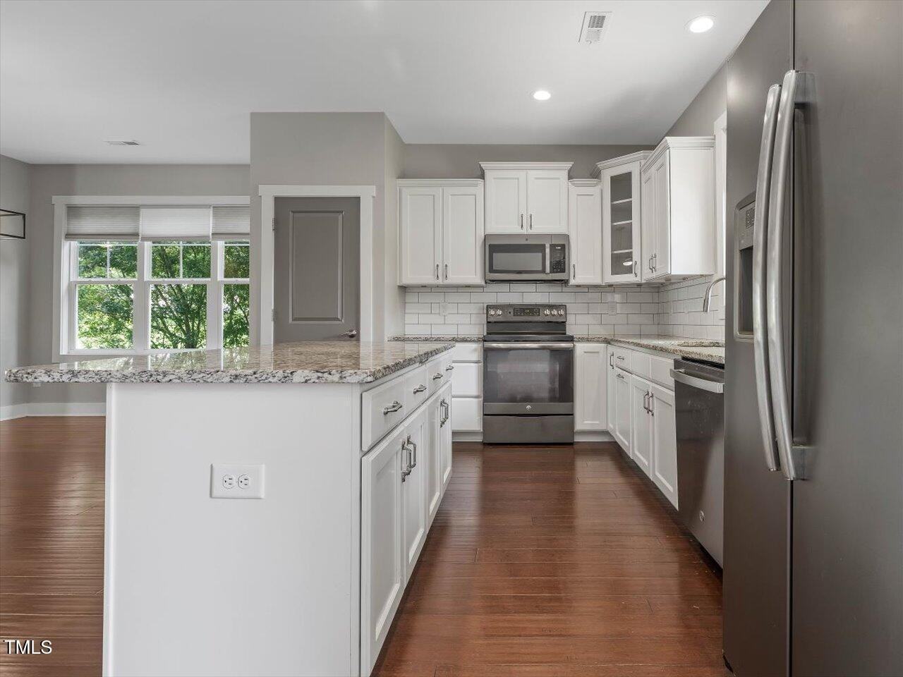 858 Thompson St - Photo 2 of 8