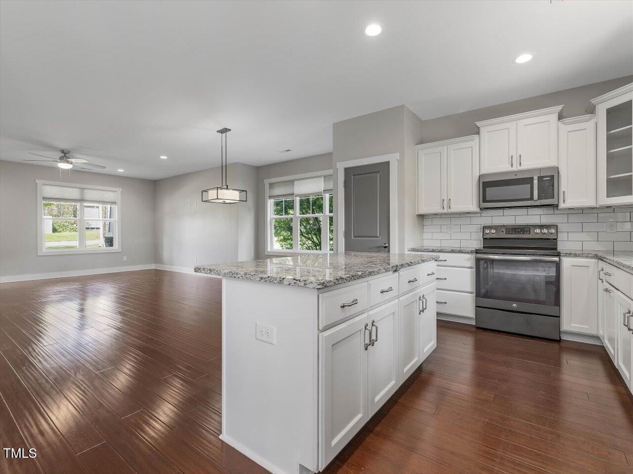 858 Thompson St - Photo 3 of 8