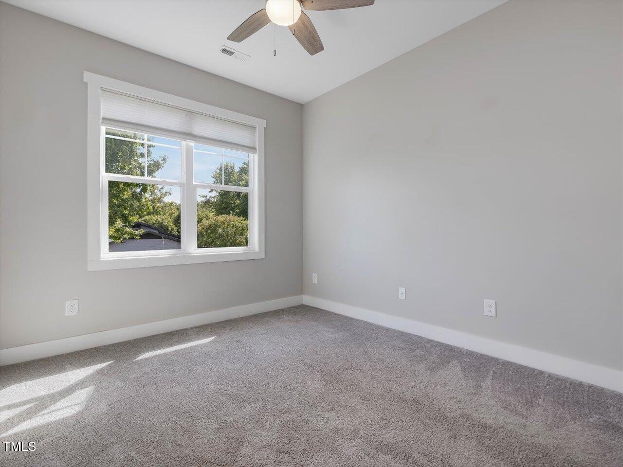 858 Thompson St - Photo 5 of 8