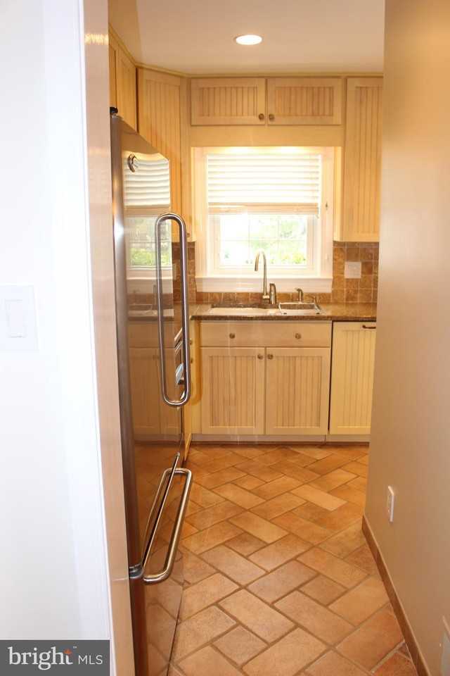 81 Institute Ln - Photo 3 of 35