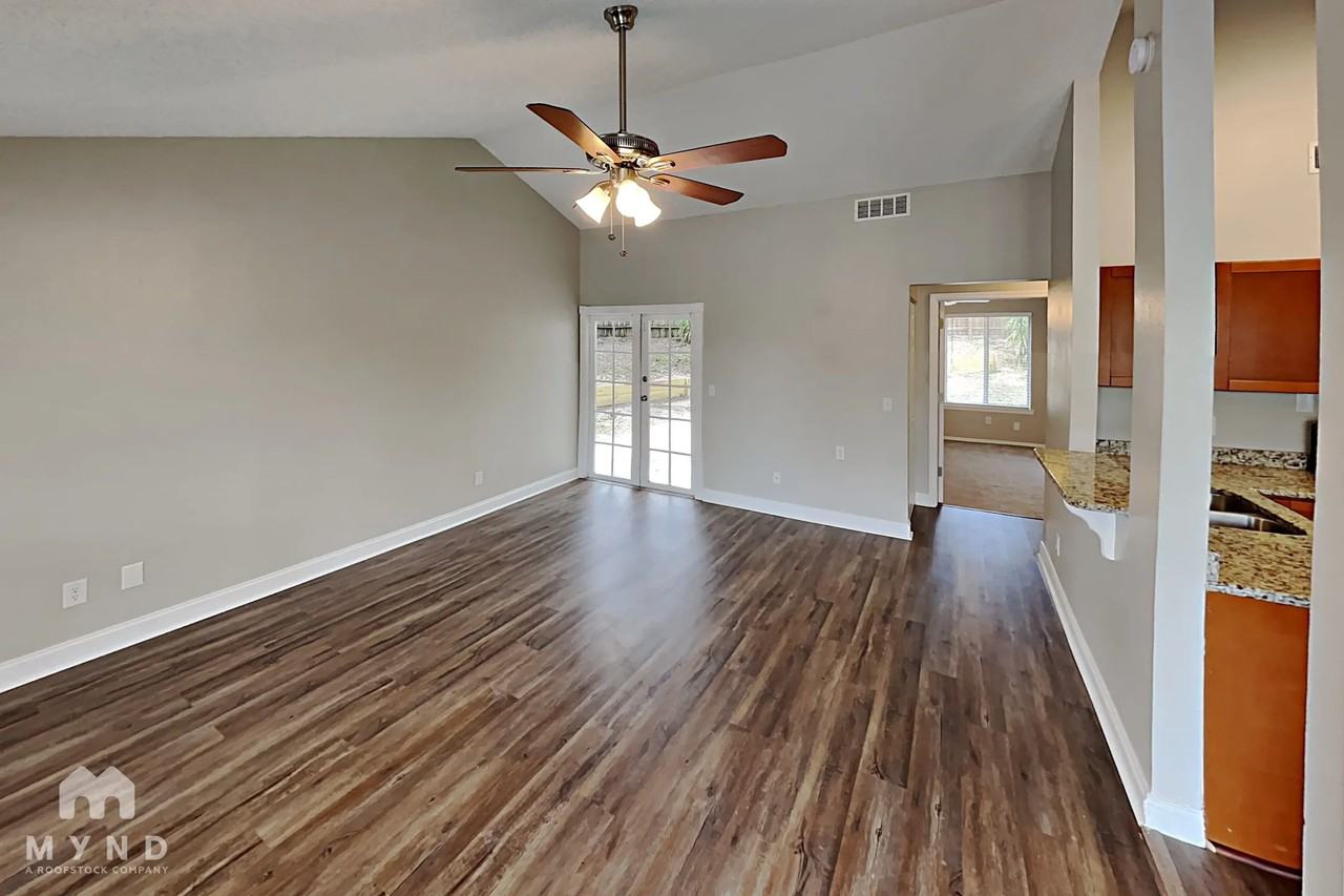 3886 Lake Shore Dr - Photo 2 of 34