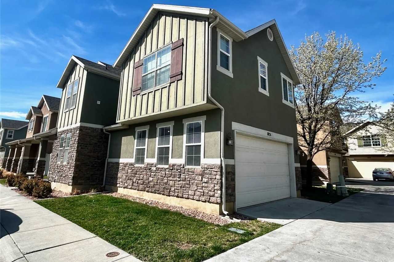 1051 Kettering Dr - Photo 2 of 20