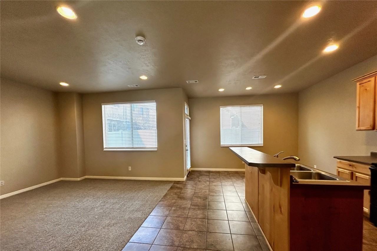 1051 Kettering Dr - Photo 3 of 20