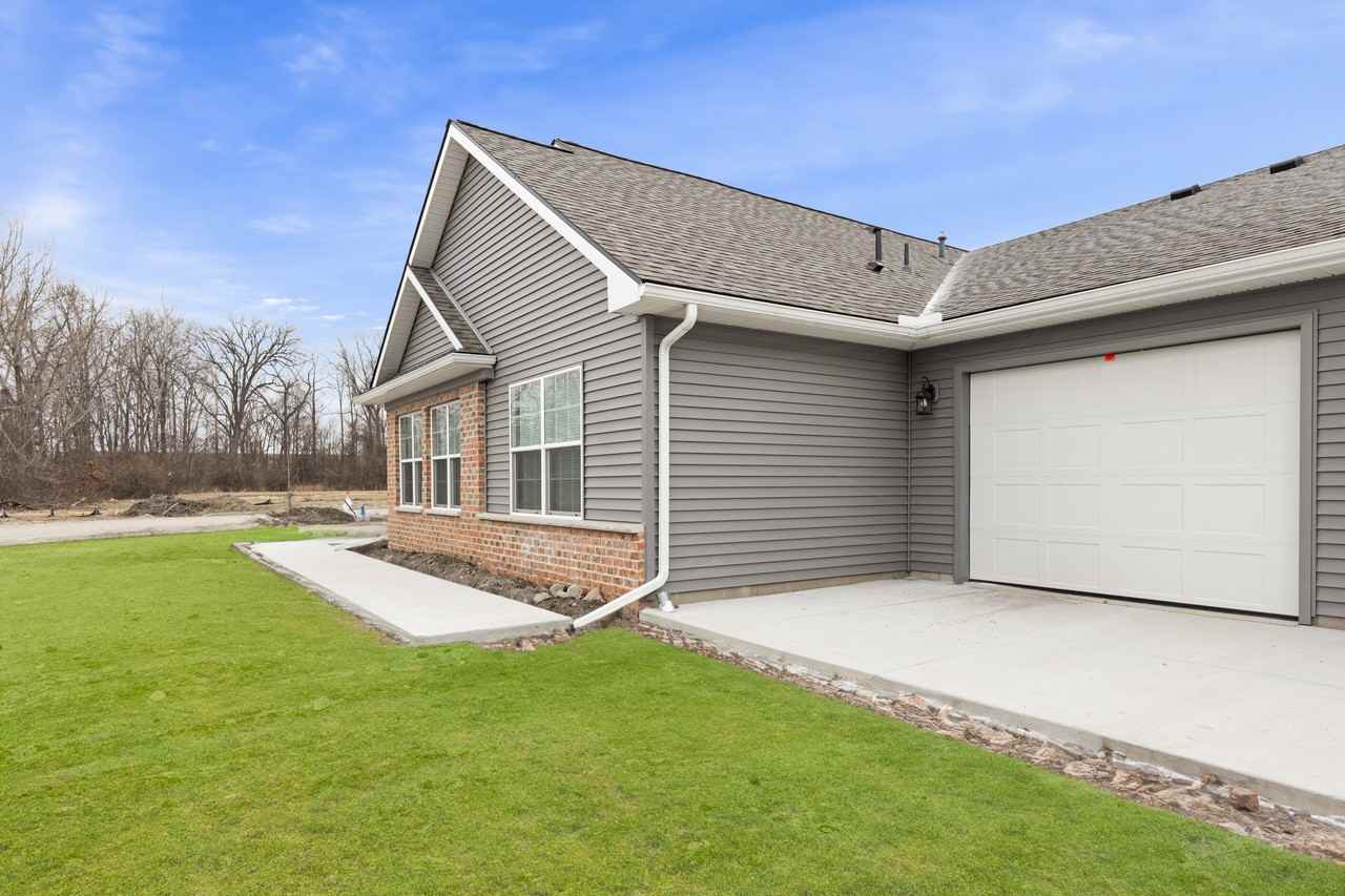 24538 Brookwood - Photo 2 of 16