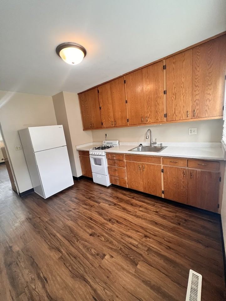 405 18th St W #2 - Photo 5 of 6