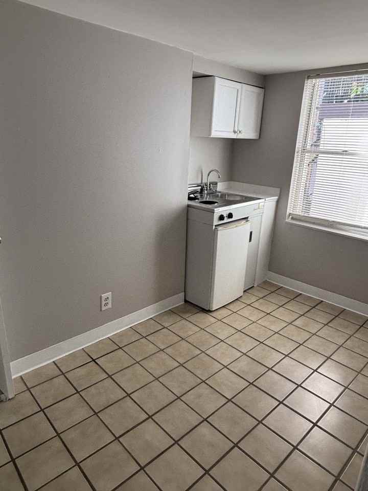 1025 S. 10th St - Photo 2 of 8