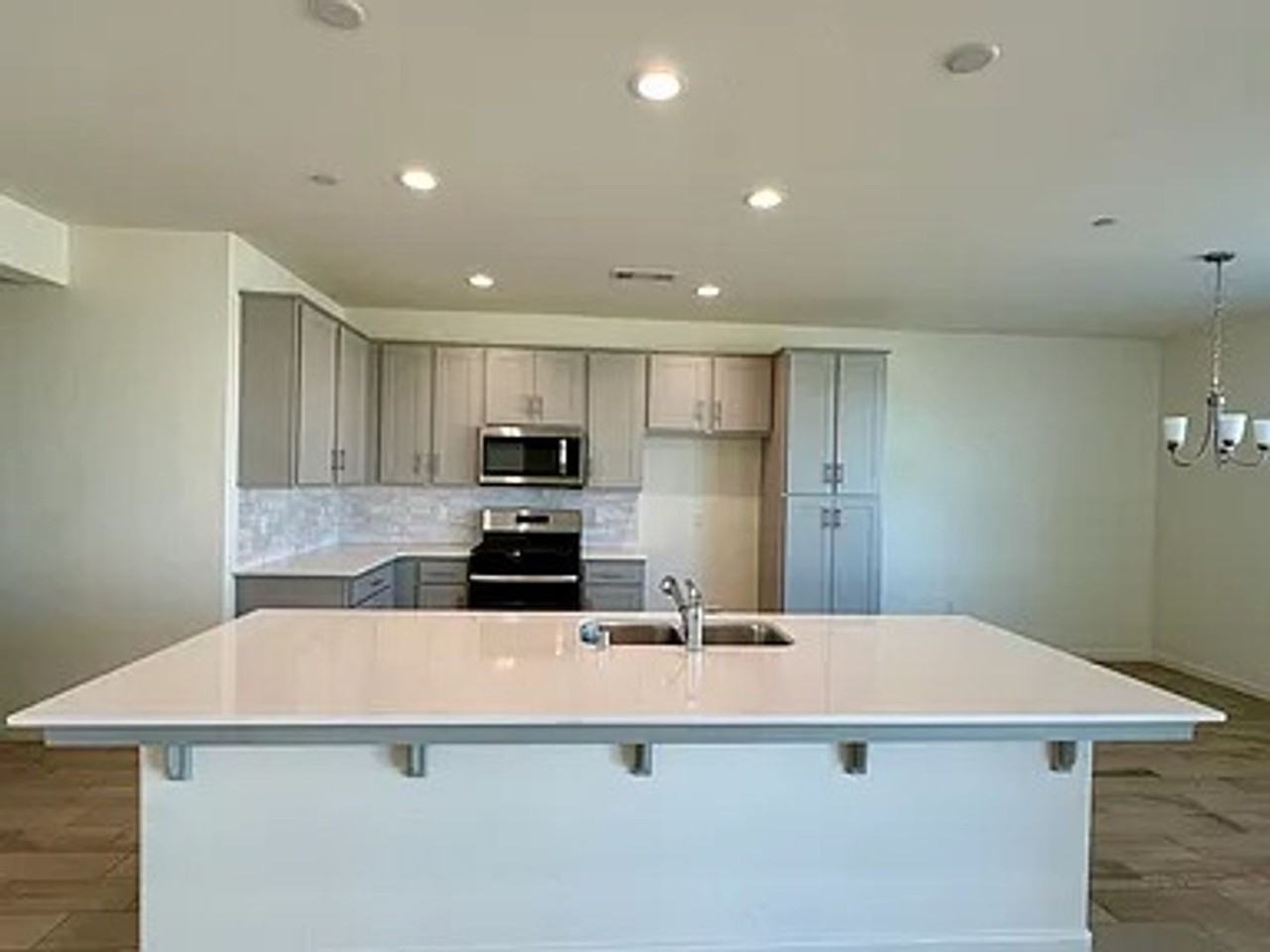 605 Mallard Dr - Photo 2 of 16