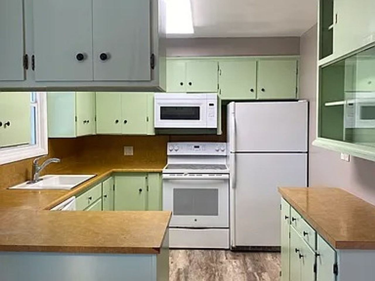 1505 Ellendale Ave - Photo 3 of 16