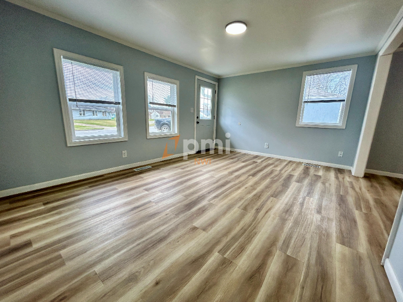 2925 Silverbrook Ave - Photo 3 of 16