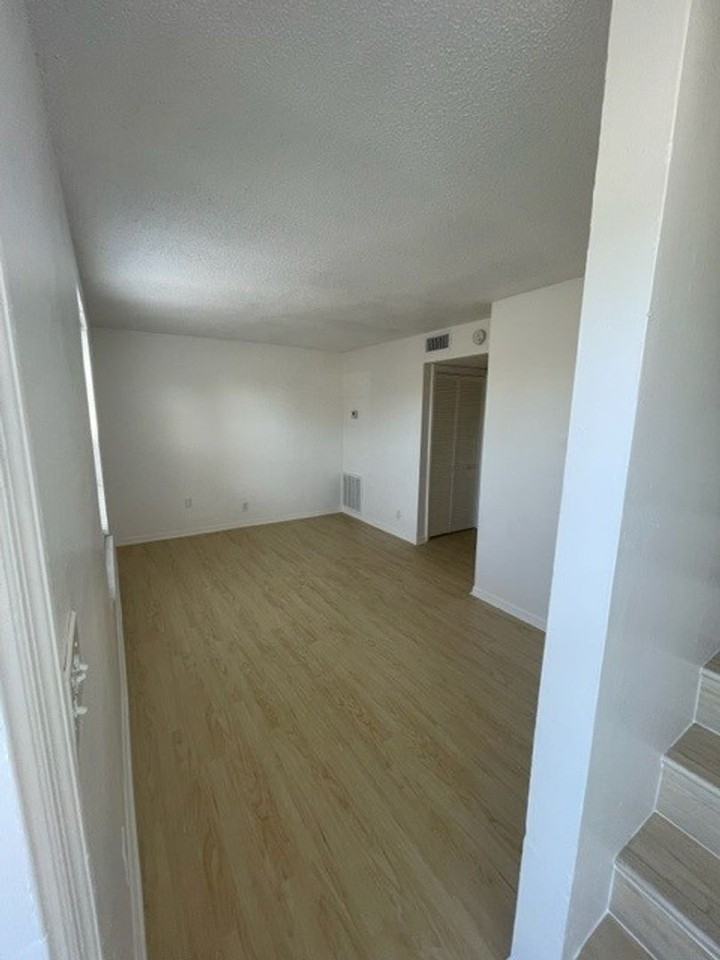 2276 W New Haven Ave - Photo 4 of 22