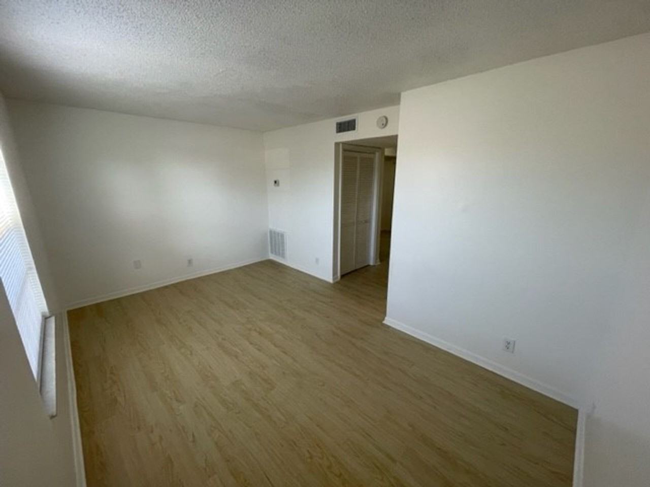 2276 W New Haven Ave - Photo 5 of 22