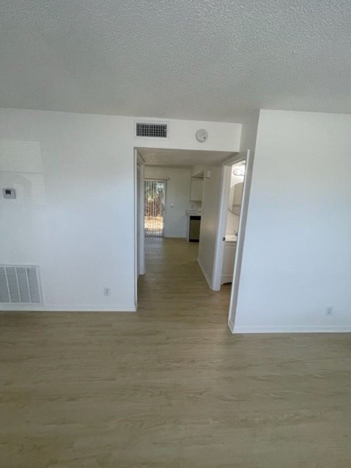 2276 W New Haven Ave - Photo 6 of 22