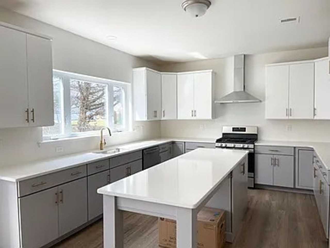 110 Messinger St - Photo 3 of 24