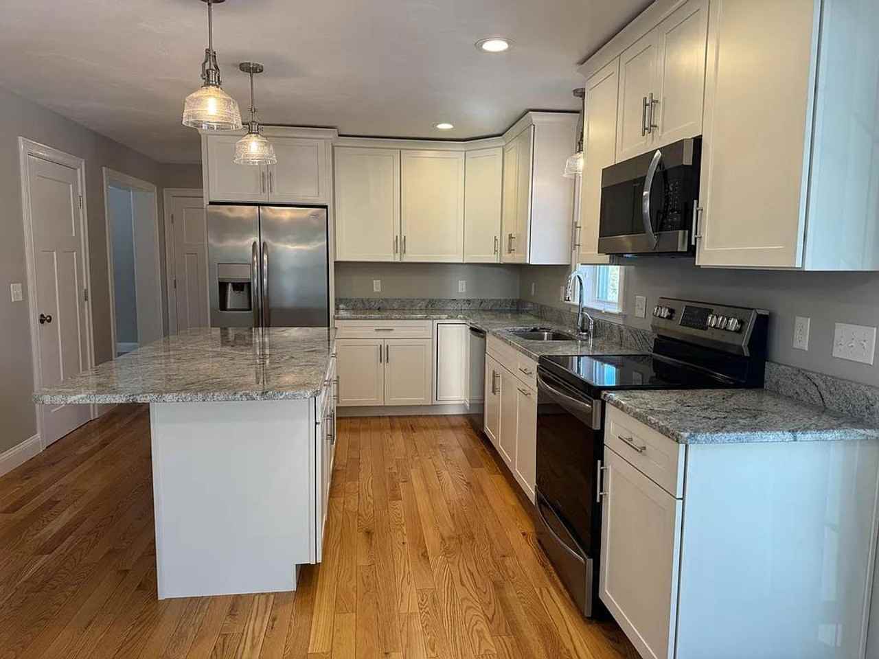 290 Thompson St - Photo 3 of 24