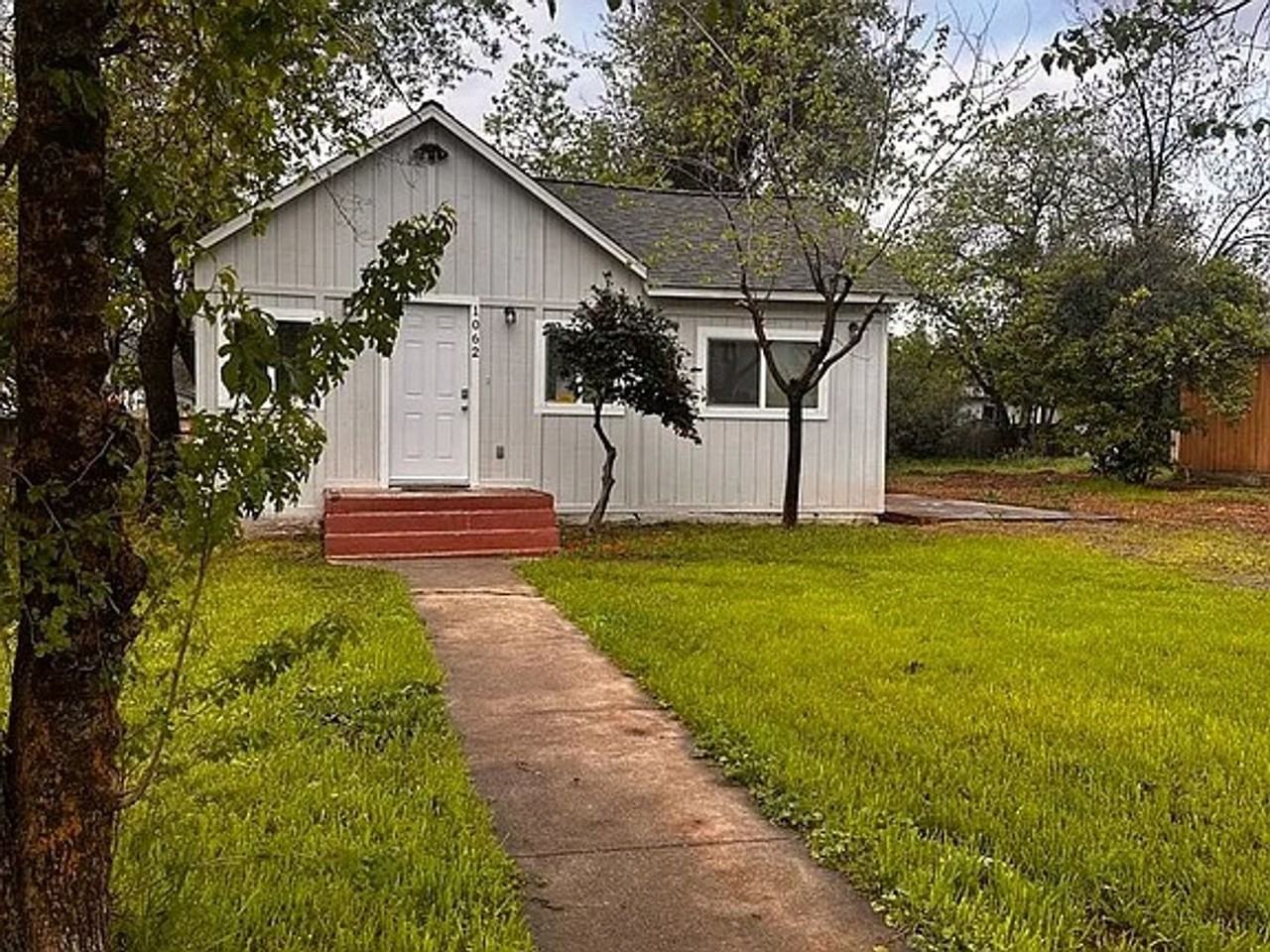 1062 N Court St - Photo 2 of 16