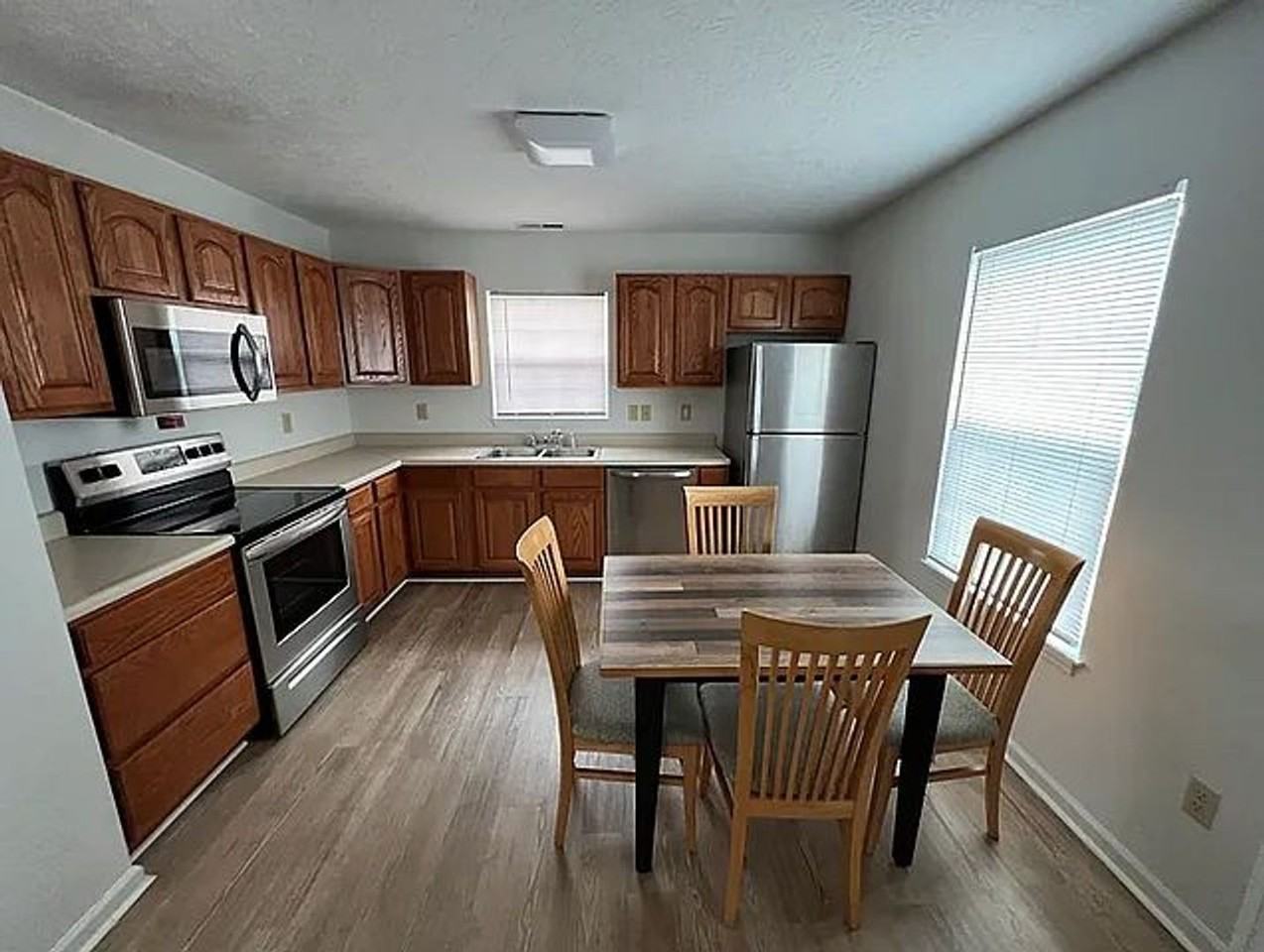 100 W Sycamore St - Photo 2 of 8