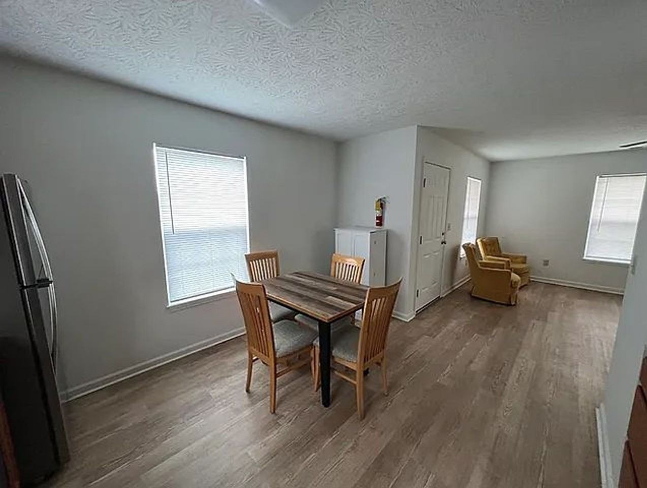 100 W Sycamore St - Photo 3 of 8