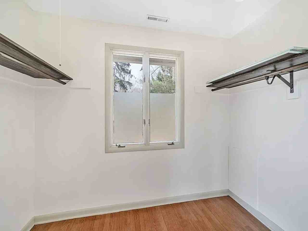 1033 Hart Rd - Photo 2 of 26